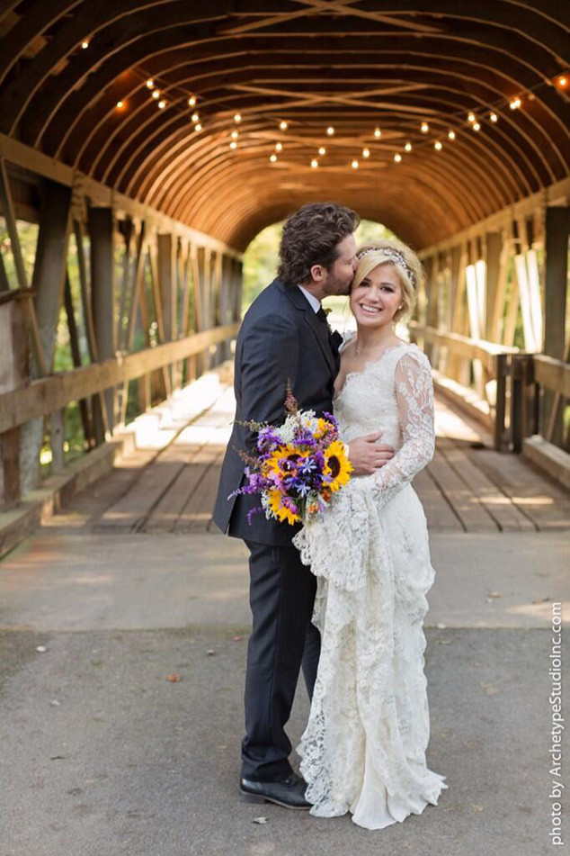 {Celebrity Weddings} Kelly Clarkson Ties the Knot