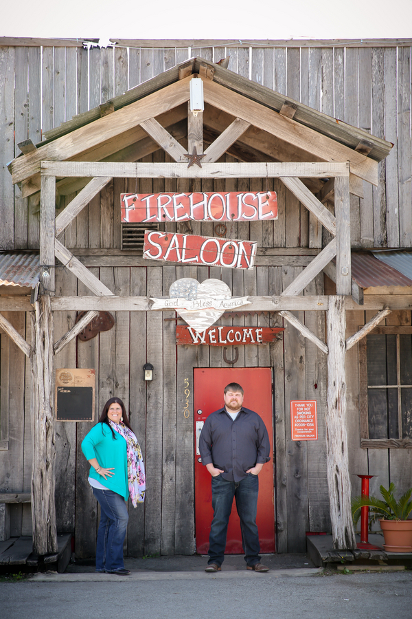 {Real Curvy Engagement}Firehouse Saloon Engagement Session in Texas | Stacy Anderson Photography
