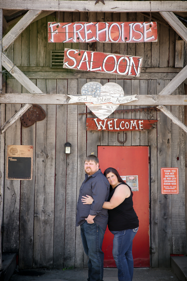 {Real Curvy Engagement}Firehouse Saloon Engagement Session in Texas | Stacy Anderson Photography