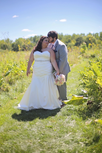 REAL WEDDING | Navy and Blush Classic Ohio Wedding | Photography by Laura B.