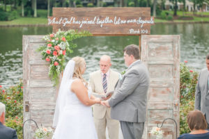 REAL WEDDING | Beautiful Mint and Gold Virginia Wedding by the Lake | Casey Hendrickson Photography | Pretty Pear Bride