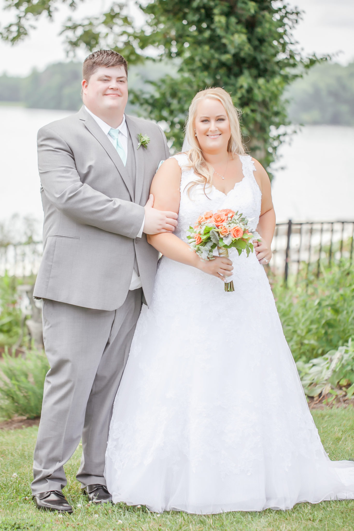 REAL WEDDING | Beautiful Mint and Gold Virginia Wedding by the Lake | Casey Hendrickson Photography | Pretty Pear Bride