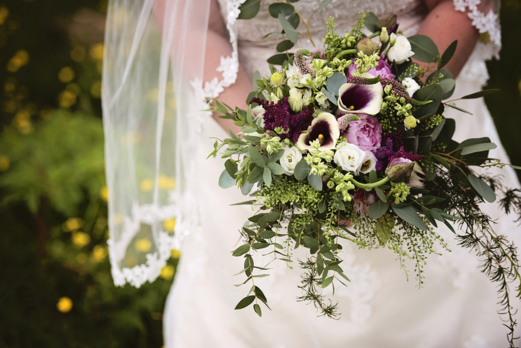 REAL WEDDING | GOLD, GRAY AND BLUSH ICELAND WEDDING | Christina Barnum Photography | Pretty Pear Bride