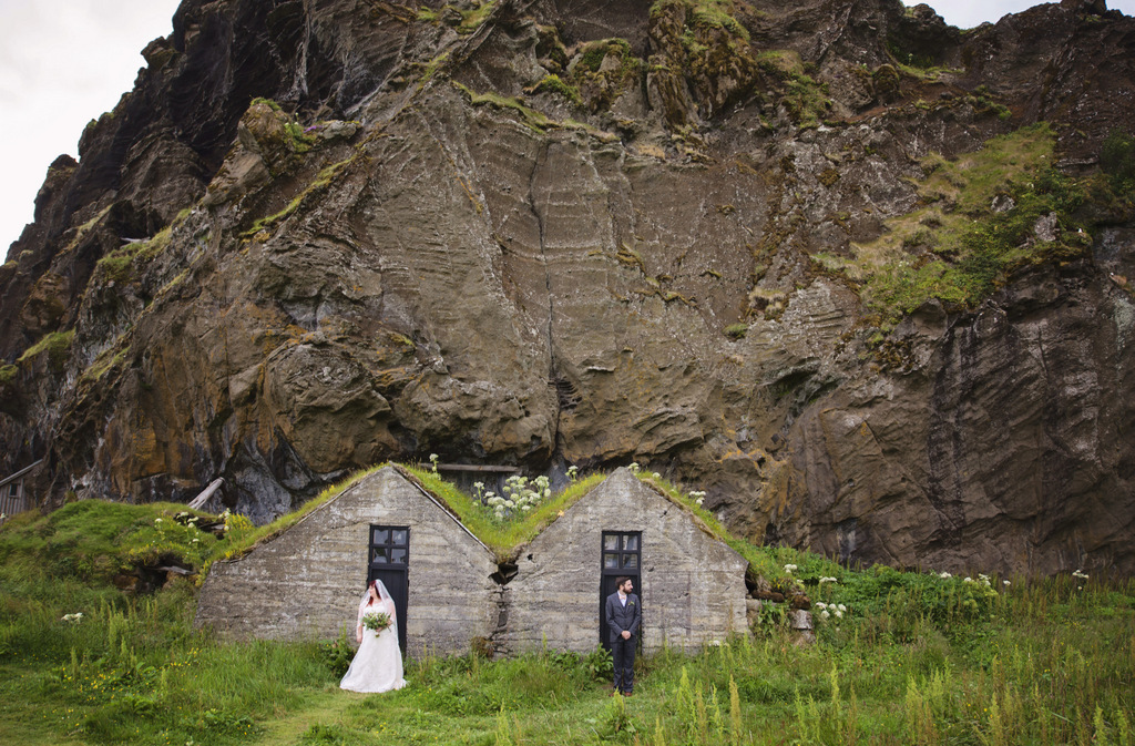 REAL WEDDING | GOLD, GRAY AND BLUSH ICELAND WEDDING | Christina Barnum Photography | Pretty Pear Bride