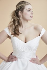 FASHION FRIDAY - PLUS SIZE WEDDING DRESS OF THE DAY | Anne Barge Curve Couture is HERE and its AMAZING! | Pretty Pear Bride
