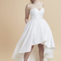 FASHION FRIDAY - PLUS SIZE WEDDING DRESS OF THE DAY | Anne Barge Curve Couture is HERE and its AMAZING! | Pretty Pear Bride