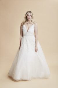 FASHION FRIDAY - PLUS SIZE WEDDING DRESS OF THE DAY | Anne Barge Curve Couture is HERE and its AMAZING! | Pretty Pear Bride