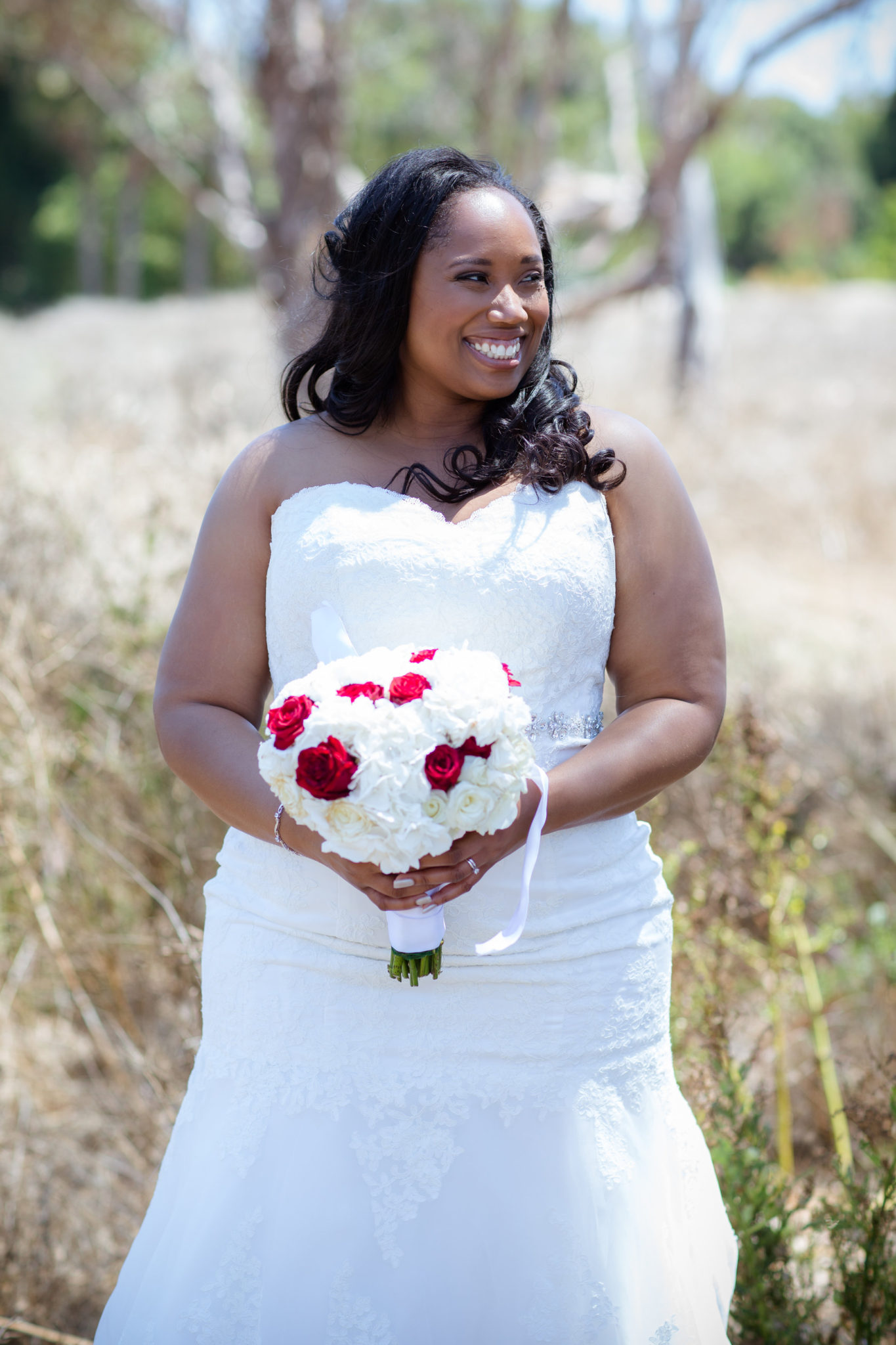 REAL WEDDING | Red, White and Black Wedding | Blossom Blue Photography | Pretty Pear Bride
