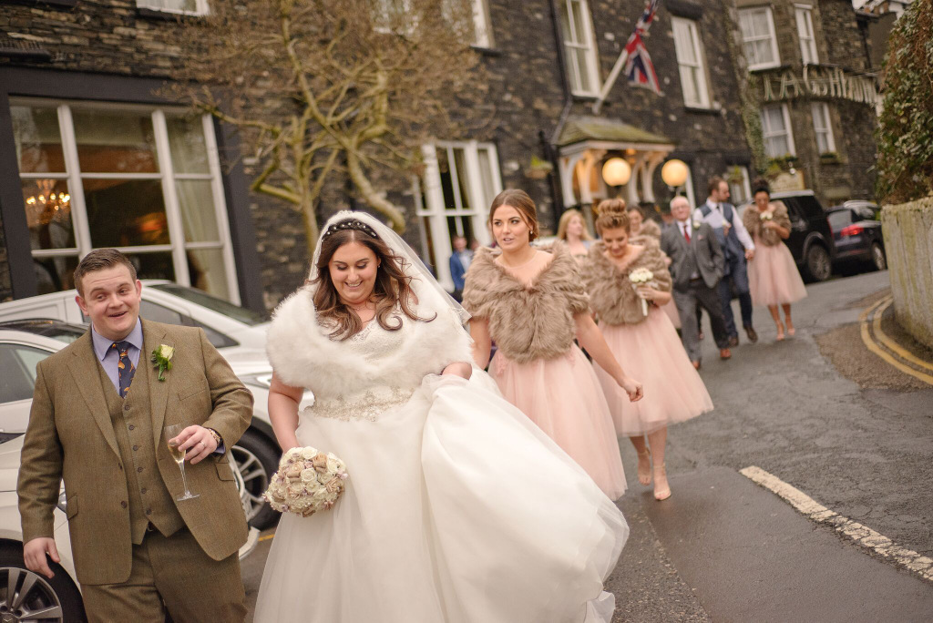 REAL WEDDING | ENGLISH THEMED BOAT WEDDING | Pretty Pear Bride