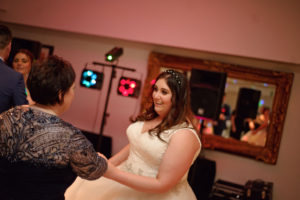 REAL WEDDING | ENGLISH THEMED BOAT WEDDING | Pretty Pear Bride
