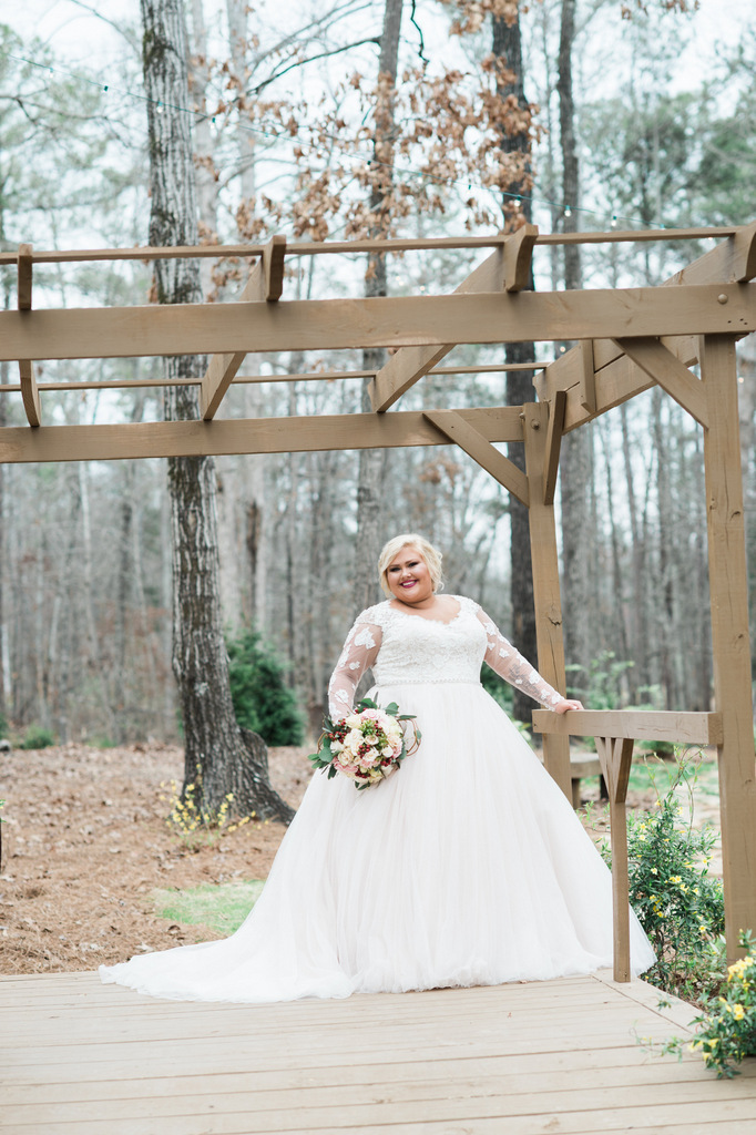 REAL WEDDING | Rustic Chic Red, Blue and Pink Outdoor Georgia Wedding | Valimont Photography | Pretty Pear Bride