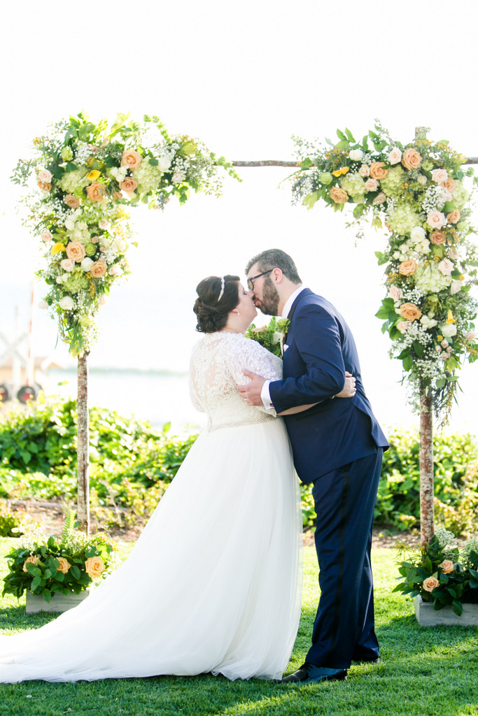REAL WEDDING | Modern Rustic Wedding with Green, White and Pops of Peach | Kaysha Weiner | Pretty Pear Bride