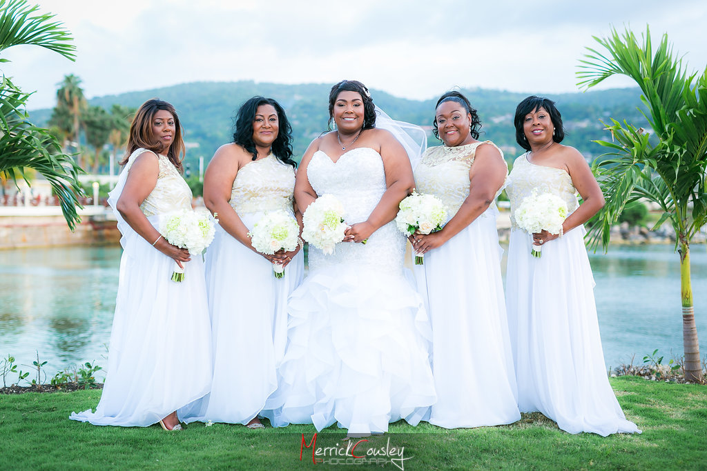REAL WEDDING | WHITE, GOLD AND COBALT JAMAICAN DESTINATION WEDDING | Merrick Cousley Photography | Pretty Pear Bride