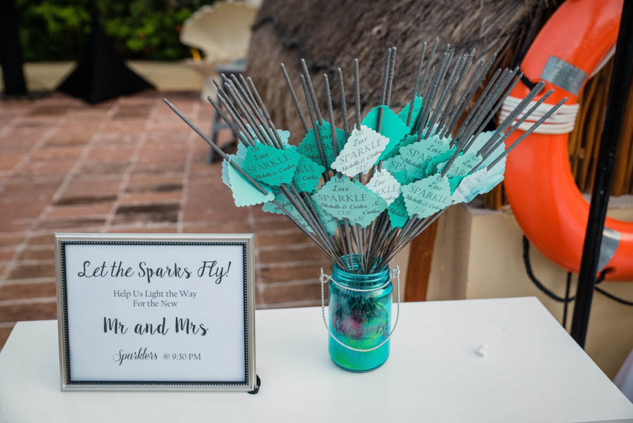 REAL WEDDING | Fuchsia and Blue Tropical Fete in Mexico | Spot Studio | Pretty Pear Bride