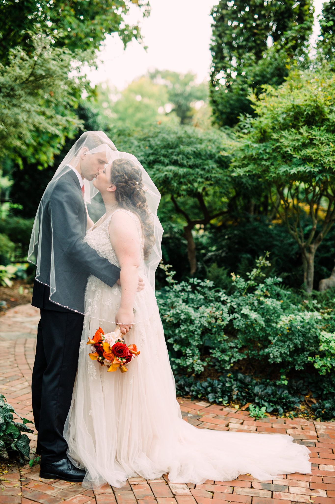 REAL WEDDING | Fall Missouri Wedding at The Conservatory | Zoe Life Photography | Pretty Pear Bride