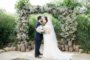 REAL WEDDING | Rustic Barn Afternoon Wedding in Texas | ML Photo & Film Photography | Pretty Pear Bride