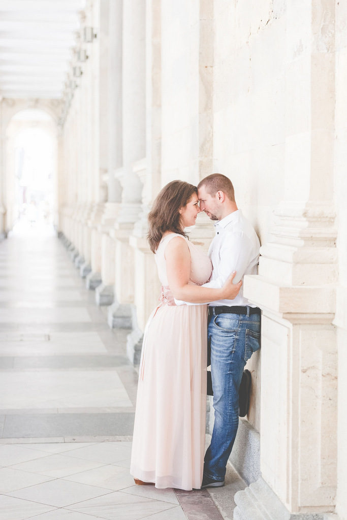 ENGAGEMENT | Europe Engagement Session in Czech Republic | Studio Under The Sky | Pretty Pear Bride 