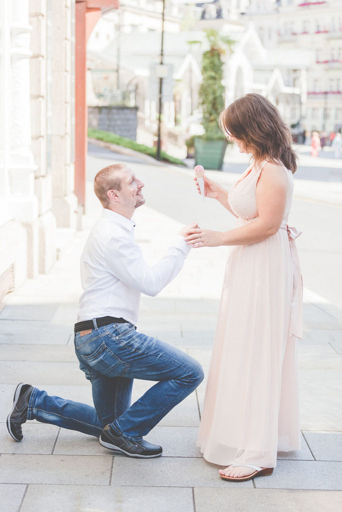 ENGAGEMENT | Europe Engagement Session in Czech Republic | Studio Under The Sky | Pretty Pear Bride 