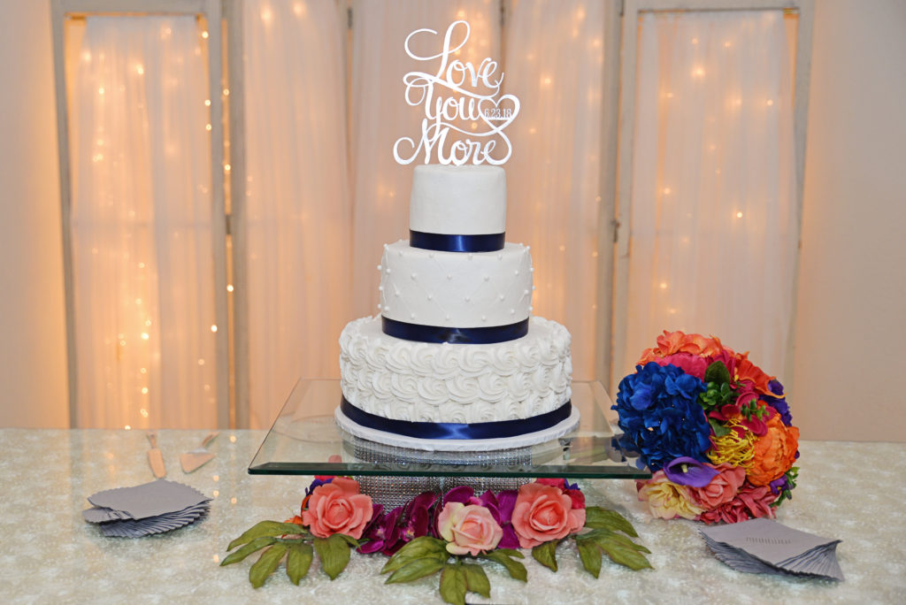REAL WEDDING - Navy and Gray Wedding Midwest Wedding // Kalee Isenhour Photography | Pretty Pear Bride 