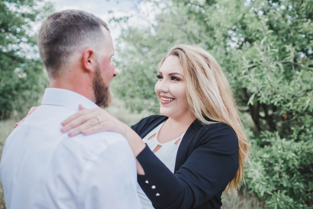ENGAGEMENT |Outdoor Engagement Session in Texas Nature Preserve | Pretty Pear Bride 