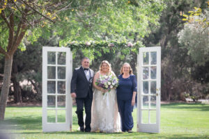 plus size bride, plus size wedding dress, rustic wedding