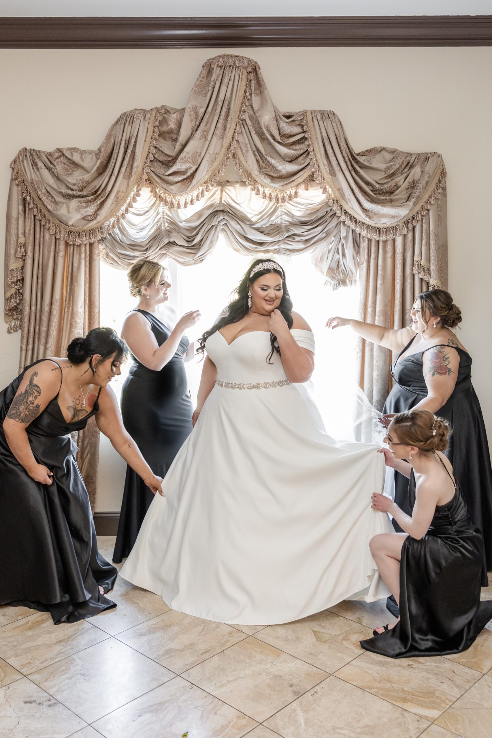 Timeless Plus Size Black and White New York Wedding | Pretty Pear Bride