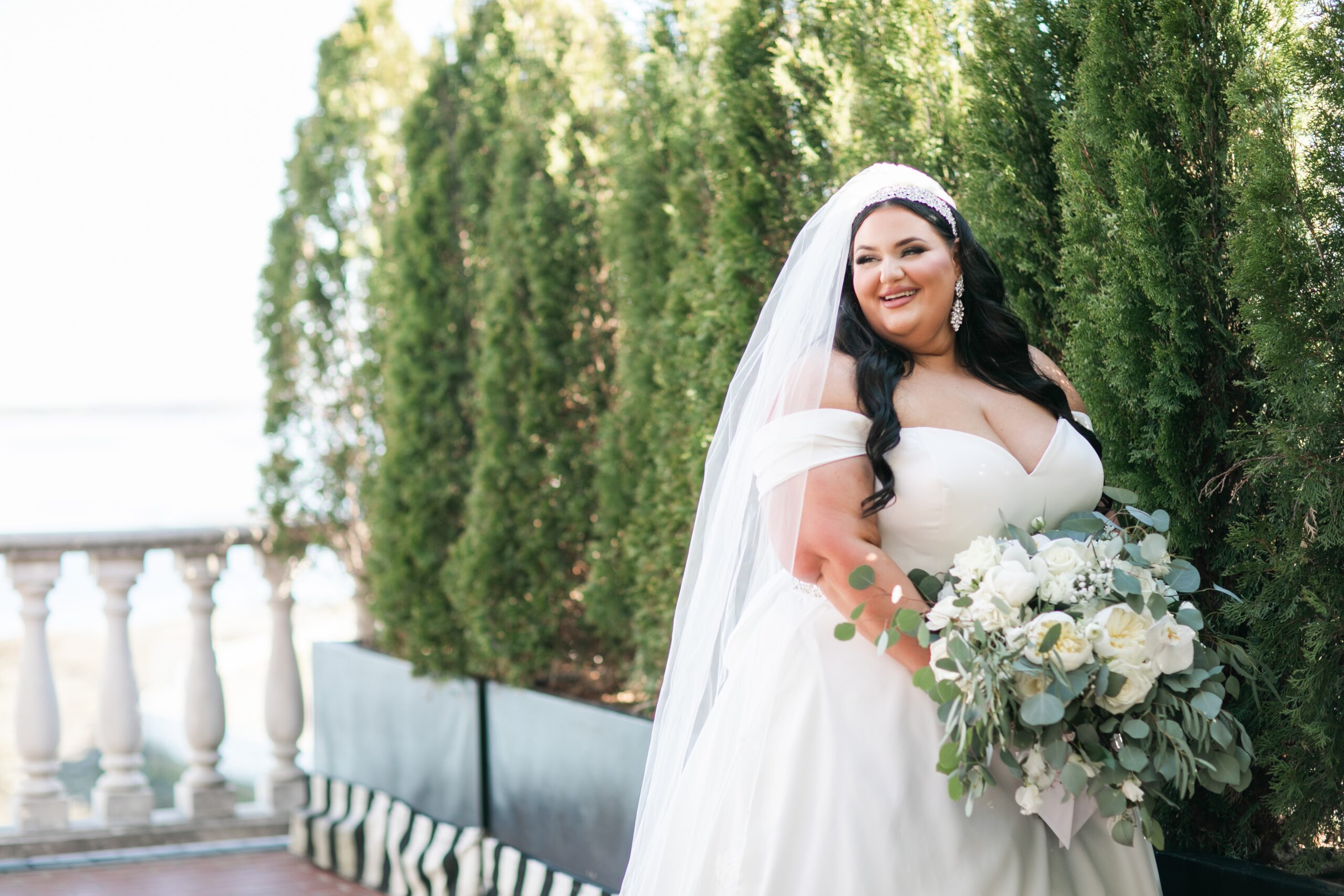 Timeless Plus Size Black and White New York Wedding | Pretty Pear Bride