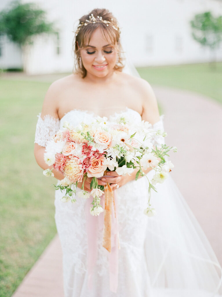 Golden Afternoon Plus Size Bride Wedding Inspiration | Pretty Pear Bride